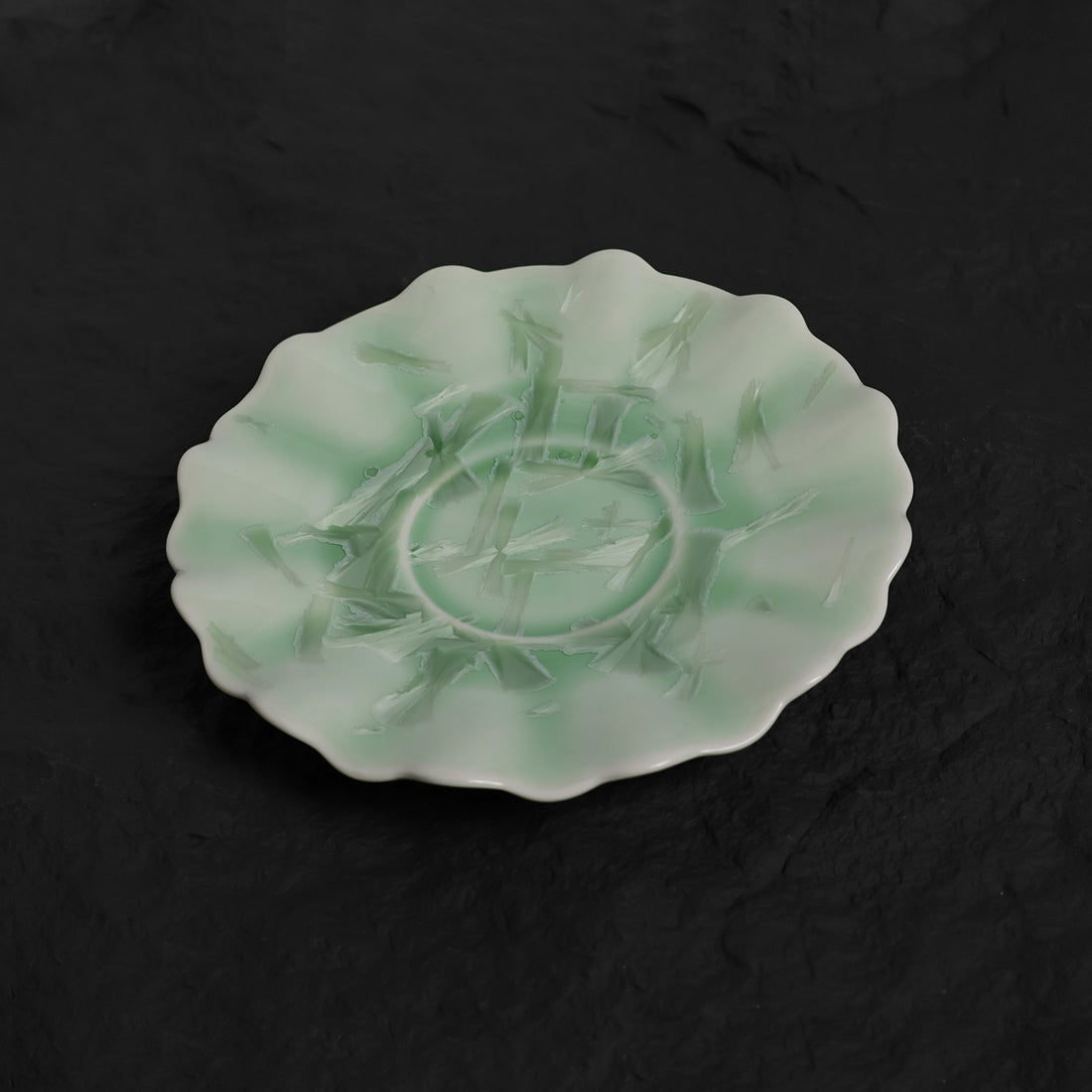 Soucoupe à glaçure cristalline vert pistache